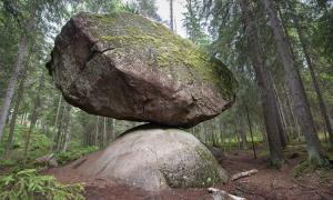 A photo of the Kummakivi Balancing Rock.