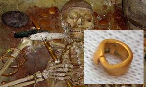 Grave 43 – an elite male burial at Varna. Inset: The small golden bead found in Bulgaria.