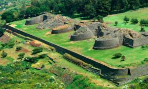 The ruined pyramids at Tzintzuntzan. Source: Secretaría de Turismo de Michoacán