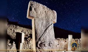 Pillar in Gobekli Tepe (Deriv.) ( sebnemsanders) with a starry night sky. ( CC0) What can be discerned about the site from Gobekli Tepe archaeoastronomy?