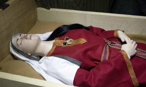 Replica of the “Saxon Princess” bed burial at Kirkleatham Museum. Source: Prioryman/CC BY-SA 3.0