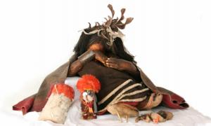 This capacocha victim, a boy recovered from Cerro El Plomo in 1954, was the first finding of its kind to be the subject of scientific studies. Pictured with excavated grave goods: a female silver statuette, gold llamas and spondylus shell, a chuspa stuffed with coca leaves, scrotum and animal intestine bags with clippings of nails, hair and teeth, and a silver bracelet. Source: Jisa39 / CC BY SA 4.0