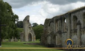 Glastonbury Abbey, legend or King Arthur  (BMDstudio / Adobe Stock)