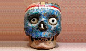 Ornamented Skull. The shell and pyrite insets into the sockets must bring some life back into these skulls, but the blades pushed into the nasal cavity and mouth have been suggested to cut off the human's vital breath. The skull covered with stones was probably worn by a priest as a mask. (Denis Jarvis / CC by SA 2.0)