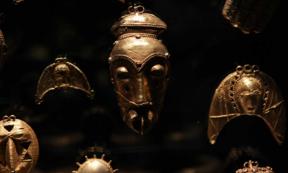 The most striking feature of African gold adornment is the wealth of its proverbial imagery. Many of the objects depict animals, birds, fish, insects, seeds, manmade objects and fruit. (© Javett-UP Collection)