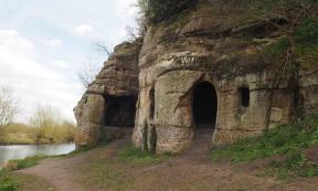 Image of the exterior of the Anchor Church Caves in Derbyshire, believed to have been first used as an Anglo-Saxon home. Source: Edmund Simons / RAU