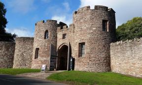 Beeston Castle entrance       Source: Dunja / Adobe Stock