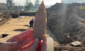 Flint dagger found at the Bigarello Copper Age necropolis site in Lombardy, Italy	Source: YouTube Screenshot/ArchaeoReporter