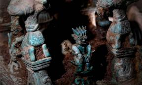Artifact found inside an ancient tomb. Source: YouTube Screenshot / Crazy Histories.