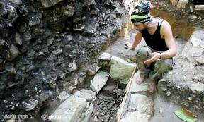 Grave with skeletal remains of a pre-Hispanic woman found at Palenque Archaeological Zone.  Source: INAH Chiapas