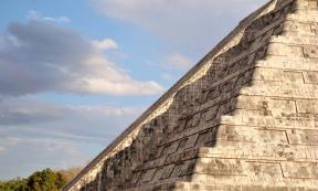 Chichén Itzá’s shadow revealed during the spring equinox on Kukulcán. 