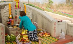 Sacrifice and care on Chinese Tomb Sweeping Day. Source: tuayai / Adobe Stock