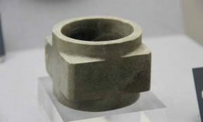 Neolithic jade Chinese cong relic from Shanxi Provincial Museum. Source: Public domain