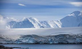 Coast of Antarctica with centuries-old thicknesses off glaciers (sichkarenko_com / Adobe Stock)