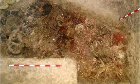 Cinnabar powder on human bones and beads in Valencina, site of Copper Age Mercury abuse.	Source: Álvaro Fernández Flores/ Journal of Archaeological Method and Theory