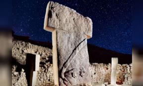 Pillar in Gobekli Tepe (Deriv.) (sebnemsanders) with a starry night sky. (CC0) What can be discerned about the site from Gobekli Tepe archaeoastronomy?