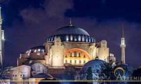 Night Time over Hagia Sophia or Hagia Sophia Church of the Holy Wisdom in Istanbul, Turkey  (Savvapanf Photo / Adobe Stock)