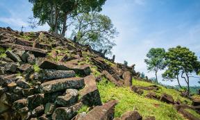 The allegedly manmade megalithic site at Gunung Padang, claimed to be an incredibly ancient pyramid in Indonesia, showing the multitude of rocks under question. Source: uskarp2 / Adobe Stock 