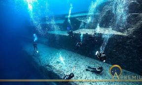 Divers inspecting the underwater site of Yonaguni in Japan. (nudiblue / Adobe stock)
