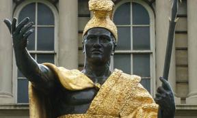 Statue of King Kamehameha I, standing in front of Ali'iolani Hale in Honolulu.  Source:  (User:J JMesserly/CC BY-SA 3.0)