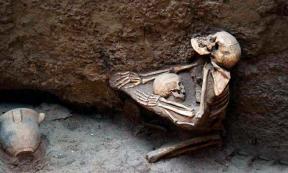 Woman embracing a child, Lajia Ruins Museum. Source: Chinanews