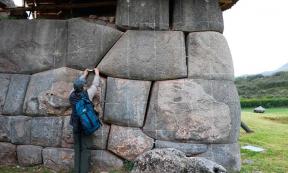 Note the separation between rocks in the Sacsayhuamán Archaeological Park.