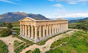 Ancient Greek temple in Magna Graecia, modern day Segesta, Sicily.	Source: Ludvig14/CC BY-SA 4.0
