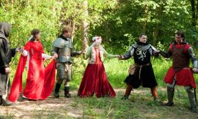 A group in traditional medieval attire engaged in a medieval circle dance.   Source: JackF /Adobe Stock                