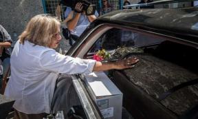 Christine Palmer, a Kngwarreye elder from central Australia, with the red gum casket carrying Mungo Man home in 2017. And now, as of April 2022, all these “illegally taken” Aboriginal remains will be reburied in the landscape where they were found in the early 1970s. Source: Justin McManus / The Age