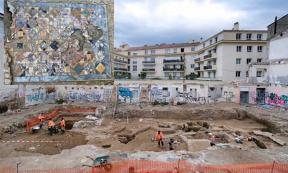 The excavation in central Nimes where the two opulent Roman domus townhouses were recently discovered. Inset, close up of the mosaic.       
