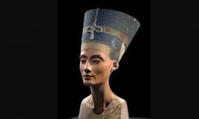 Photo of the Nefertiti bust in Neues Museum, Berlin.		Source: Smalljim/CC BY-SA 3.0