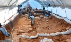 The Russian Compound excavation site in central Jerusalem and the Roman siege engine ballista stones found there, which were then used to plot the launch location of the projectiles. Source: Yoli Schwartz / Israel Antiquities Authority