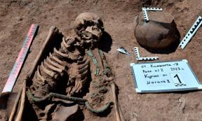 The Siberian charioteer was discovered with a long metal rod with curved hooks on each end laying across the body’s waist area. Archaeologists believe this was once attached to a belt to help the charioteer tie the reins and free up their hands. Source: IAET SB RAS