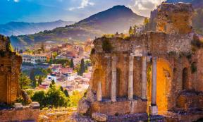The Ruins of Taormina Theater, Sicily (romas_ph / Adobe Stock)