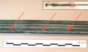 Image of the sword from Lloseta and detail of the burrs on the edge of the blade