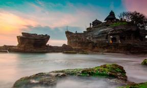Tanah Lot, Bali. Source: NIPATHORN / Adobe Stock.