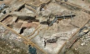 Aerial view of the structure at Tel Shimron supporting the passageway to the corbelled vault. Credit: Eyecon.	Source: Eyecon
