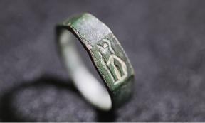 The 1800-year-old Athena ring found in Carmel, Israel        Source: Emil Eljam/ Israel Antiquities Authority