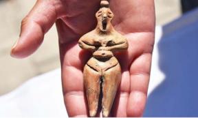 The figure found at Ulucak Höyük.