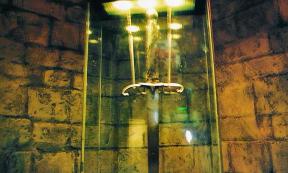 Detail of the Wallace sword on display inside William Wallace monument. Source: Public Domain