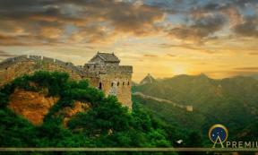 Great Wall of China stretching forever into the distance (MICHEL / Adobe Stock)