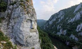 Side view of the colossal head of Decebalus. Source: Cazanele Dunării/CC BY-SA 4.0)