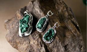 Malachite silver pendant and earrings.	Source: Pixabay