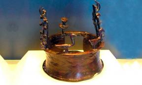 The oldest crown in the world, found in the Nahal Mishmar Hoard. Source: Hanay/CC BY-SA 3.0 