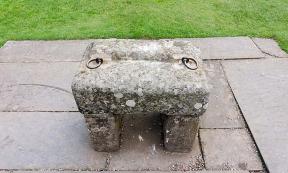 This is a replica of the stone, also known as the Stone of Destiny, upon which the kings of Scotland were crowned on Moot Hill. In 1296 it was captured by Edward I as spoils of war and taken to Westminster Abbey.  Source: (CrlNvl/CC BY SA 4.0)