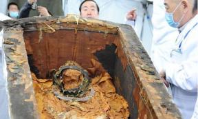 Tomb Raiders - Coffin in Mongolia