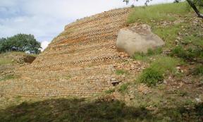 The walls of Khami, Zimbabwe (Wikimedia Commons)