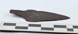 Close up of the 4,000-year-old copper dagger found in Jarosław, Poland.	Source: Łukasz Śliwiński/PAP