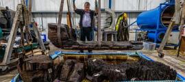 The “Tetney Golf Club” Bronze Age coffin, made from a massive split oak tree, being carefully lifted to a restoration workstation.