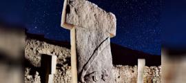 Pillar in Gobekli Tepe (Deriv.) (sebnemsanders) with a starry night sky. (CC0) What can be discerned about the site from Gobekli Tepe archaeoastronomy?